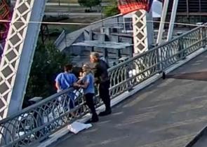 Ηρωική πράξη του Τζον Μπον Τζόβι – Έσωσε γυναίκα που απειλούσε να πέσει από γέφυρα (βίντεο)