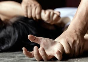 Ελευσίνα: 24χρονη κατήγγειλε ότι την βίασε συνάδελφός της που προσφέρθηκε να την γυρίσει σπίτι της