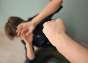 Ερμιόνη: Υπό την εποπτεία επιμελητή ανηλίκων οι δύο 17χρονοι που ξύρισαν με φαλτσέτα 12χρονο