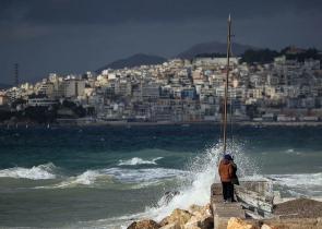 Αλλάζει το σκηνικό του καιρού: Βροχοπτώσεις, ισχυροί άνεμοι και πτώση της θερμοκρασίας