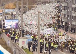 Κολωνία: Χιλιάδες διαδήλωσαν για την απελευθέρωση του Οτσαλάν, 25 χρόνια μετά τη σύλληψή του