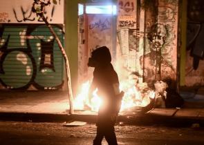 Επεισόδια στα Εξάρχεια: Πέταξαν πέτρες και μολότοφ σε αστυνομικούς
