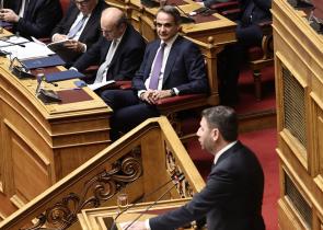 Πώς ο Μητσοτάκης θα στριμώξει τον Ανδρουλάκη, με φόντο τη διάλυση του ΣΥΡΙΖΑ
