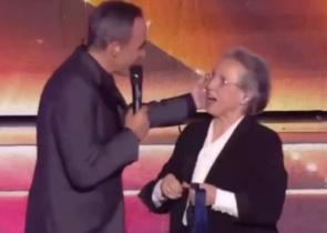 «Ρε μάνα τι κάνεις;»: Η μητέρα του Νίκου Αλιάγα εισέβαλε στο σόου του
