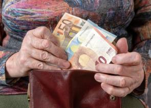 Συντάξεις χηρείας: Τα τρία σενάρια περικοπών που βρίσκονται στο τραπέζι