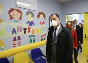 Γεωργιάδης: Μοίρασε δώρα στα παιδιά του νοσοκομείου Παίδων «Αγία Σοφία»