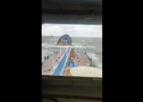 Ρωσία: Η κακοκαιρία προκάλεσε ζημιές σε δύο ρωσικά τάνκερ στον πορθμό του Κερτς