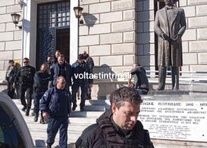 Προπηλάκισαν τον αστυνομικό της Βουλής κατά τη μεταφορά του στον Εισαγγελέα Τρίπολης