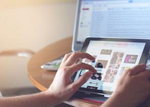 Επιδότηση για tablet και laptop: Πότε αρχίζουν οι αιτήσεις – Ποιοι είναι οι δικαιούχοι