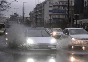 Κυκλοφοριακά προβλήματα στην Αττική λόγω βροχής (Videos)
