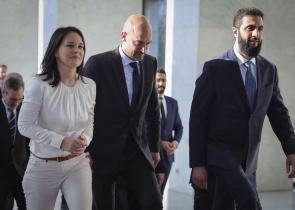 Το μήνυμα του Βερολίνου στον αλ Τζολάνι – Η Μπέρμποκ ήταν προετοιμασμένη για τη «μη» χειραψία