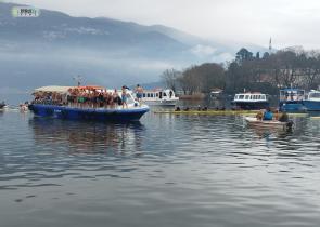 Ιωάννινα: Μια 12χρονη έπιασε τον Σταυρό στη λίμνη Παμβώτιδα (Video&Photos)