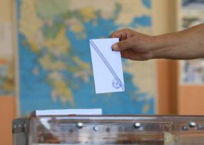 Ανεβαίνει η Ν.Δ., σταθερά διψήφια η διαφορά από το ΠΑΣΟΚ (κάρτες)