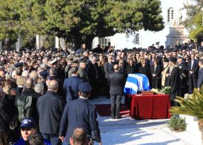 Η Ελλάδα αποχαιρέτησε τον Κώστα Σημίτη - Ετάφη δίπλα στον Ανδρέα Παπανδρέου
