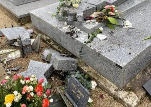 Γαλλία: Έσπασαν με βαριοπούλες τον τάφο του Λεπέν