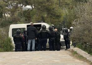 Προσαγωγές φοιτητών στον Λυκαβηττό που ήθελαν να αναρτήσουν πανό για τα Τέμπη