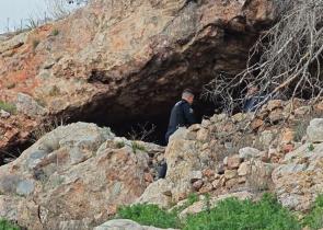 Νεκρή εντοπίστηκε γυναίκα έξω από απόκρημνη σπηλιά στο Κοιμητήριο Βούλας