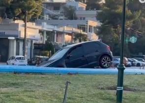 Αυτοκίνητο βούτηξε στο συντριβάνι κυκλικού κόμβου στη Νέα Κηφισιά