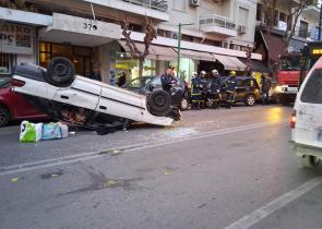 Ανατροπή αυτοκινήτου στην Πατησίων - Η πυροσβεστική απεγκλώβισε τον οδηγό