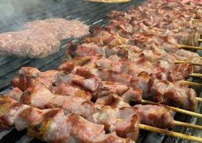 Χοιρινά σουβλάκια σε BBQ