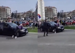 Βελιγράδι: Αυτοκίνητο έπεσε πάνω σε διαδηλωτές – Τρεις τραυματίες