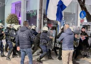 Ξέφυγε η κατάσταση στη διαμαρτυρία κατά της παράστασης του Ζαραλίκου στη Λάρισα – Χημικά, χειροβομβίδες κρότου λάμψης και προσαγωγές