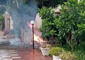 Εύβοια: Κεραυνός έπεσε σε αυλή σπιτιού και άρπαξε φωτιά το δέντρο