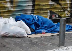 Tα ευρήματα του ιατροδικαστή για τον θάνατο του αστέγου σε εστιατόριο στην Ομόνοια