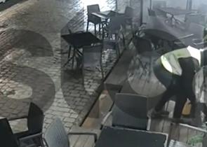 Άνω Λιόσια: Βίντεο-ντοκουμέντο από τη στιγμή που άγνωστος βάζει φωτιά σε μεζεδοπωλείο
