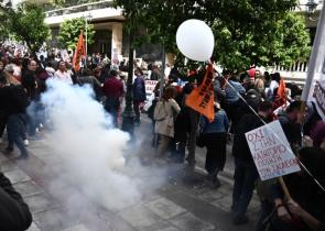 Ένταση στο συλλαλητήριο των εκπαιδευτικών στο κέντρο της Αθήνας (Photos)