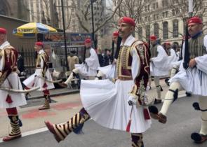 Εντονο ελληνικό χρώμα στη Νέα Υόρκη - Συγκινητική η παρέλαση στο Μπόουλινγκ Γκριν (Εικόνες)