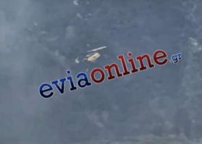 Φωτιά στην Κάρυστο: Συγκλονιστικό βίντεο με ελικόπτερο που ρίχνει νερό μέσα σε χαράδρα