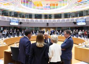 Politico: H Ε.Ε. σχεδιάζει δασμούς 25% σε αμερικανικά φορτηγά, παγωτά και τσιγάρα