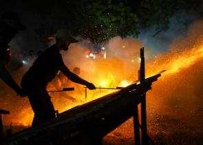 Καμπανάκι για τη χρήση φωτοβολίδων και βεγγαλικών – «Κίνδυνος ακρωτηριασμού»