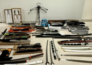 Περιστέρι: Κατάστημα ρούχων πωλούσε μέσω e-shop ξίφη, μαχαίρια και βαλλίστρα