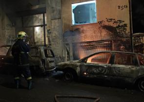 Μολότοφ και επεισόδια το βράδυ στα Εξάρχεια – Κάηκαν αυτοκίνητα, 72 προσαγωγές