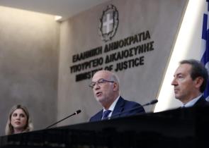 Υπουργείο Δικαιοσύνης: Μπλόκο στα ομόφυλα ζευγάρια ανδρών για απόκτηση παιδιών μέσω παρένθετης μητέρας