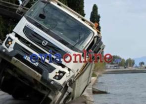 Εύβοια: Άνοιξε ο δρόμος… και κατάπιε φορτηγό σε παραλιακή οδό (Photos)