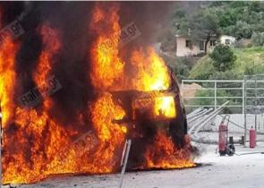 Ραφήνα: Φωτιά σε όχημα σε υπαίθριο χώρο βενζινάδικου (Video&Photos)