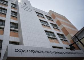 Εισβολή κουκουλοφόρων στη Νομική - Χτύπησαν φοιτητή και παρευρισκόμενους