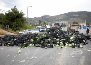Γέμισε με λάχανα η λεωφόρος Αθηνών μετά από ανατροπή νταλίκας – Αποκαταστάθηκε η κυκλοφορία