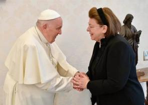 Μενδώνη για Πάπα Φραγκίσκο: Δεν θα ξεχάσουμε ότι προσέφερε στην Ελλάδα θραύσματα του Παρθενώνα