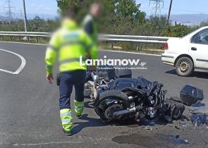 Tροχαίο στη Λαμία: Διαλύθηκε μηχανή έπειτα από σφοδρή σύγκρουση με αυτοκίνητο