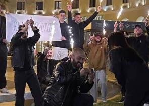 Θεσσαλονίκη: Της έκανε πρόταση γάμου με πυρσούς στη μέση της Αριστοτέλους (βίντεο)