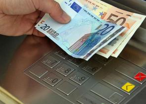 Έρχεται μείωση 50% στις προμήθειες των τραπεζών για πληρωμές και εμβάσματα