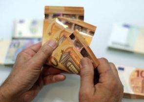 Σκέψεις για έκτακτο επίδομα στις γιορτές: Ποιοι θα το πάρουν