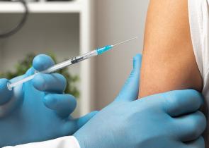 Κορωνοϊός: Πώς τα mRNA εμβόλια μπορούν να επηρεάσουν την περίοδο των γυναικών
